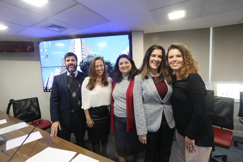 Cerimônia de posse da Comissão de Direito Urbanistico. Evento realizado na Sede Institucional da OAB SP. Na foto da esquerda para direita: Eduardo Stevanato Pereira de Souza (secretário); Lilian Regina Gabriel M. Pires (presidente); Raquel Elita Alves Preto, diretora tesoureira da OAB SP; Daniela Campos Libório, conselheira Federal e presidente nacional da Comissão de Direito Urbanistico e Mariana Chiesa Gouveia Nascimento (vice-presidente). Data: 10/06/2019 - Local: São Paulo/SP -Foto: José Luis da Conceição/OABSP